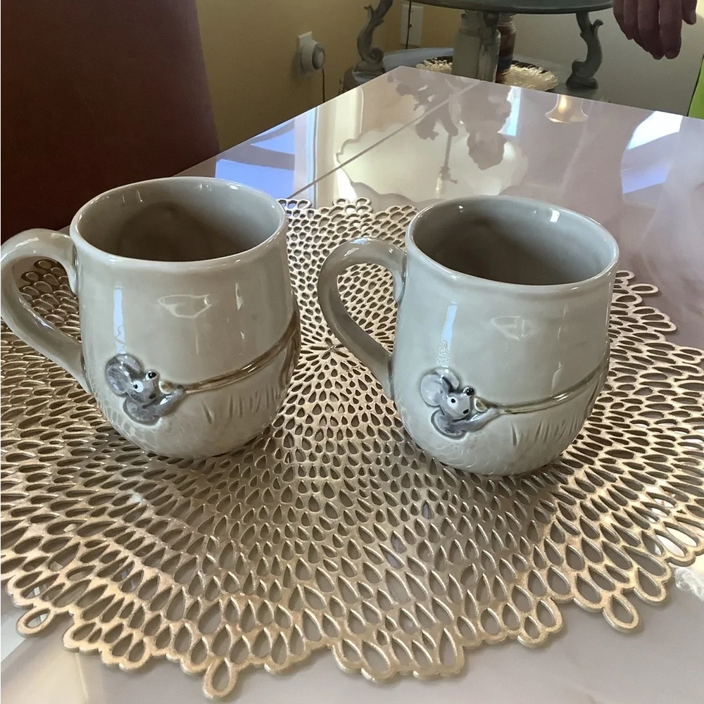 Vintage QUON Japan Coffee Mugs beige lion is 3D mouse on tail in excellent shape